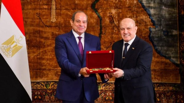 الرئيس السيسي يمنح المستشار محمد الشناوي وسام الجمهورية
