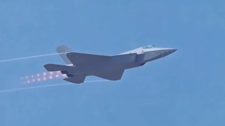 عرض جوي مذهل لمقاتلة J-35A الشبح الصينية الحديثة
