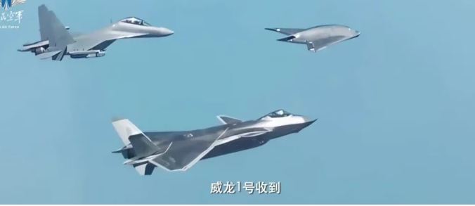 مركبة جوية قتالية بدون طيار من طراز GJ-11 إلى جانب مقاتلة شبح من طراز J-20S