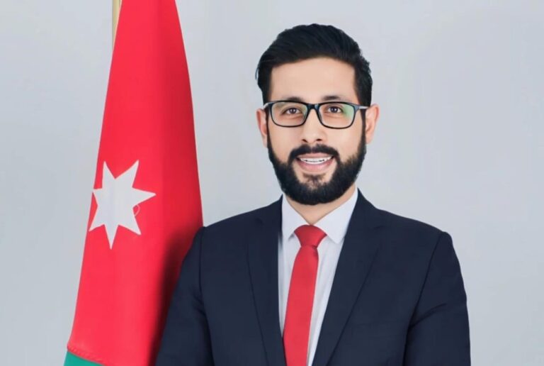 العشي يكتب: مراكز الخدمات الحكومية تقلب المعادلة.. هل يقترب الأردن من نهاية زمن الطوابير والورق؟