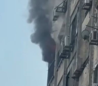 حريق هائل داخل شقة سكنية بعقار أمام كلية التربية الرياضية بفيصل