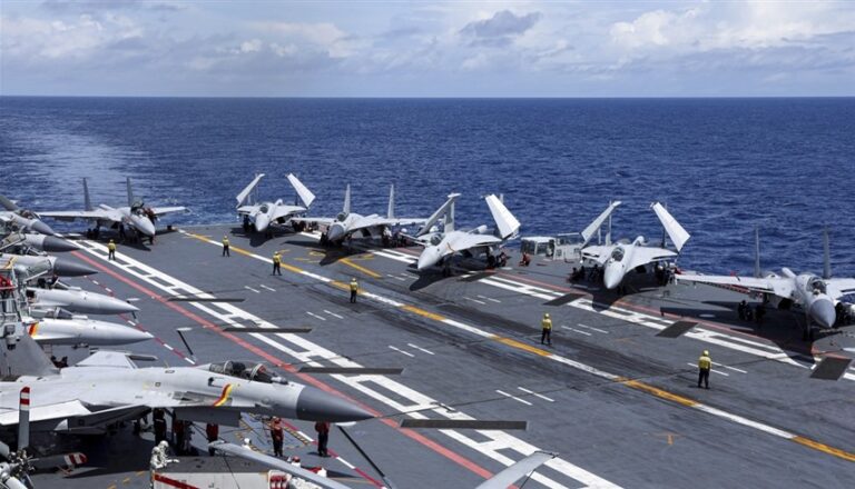 طائرة عسكرية