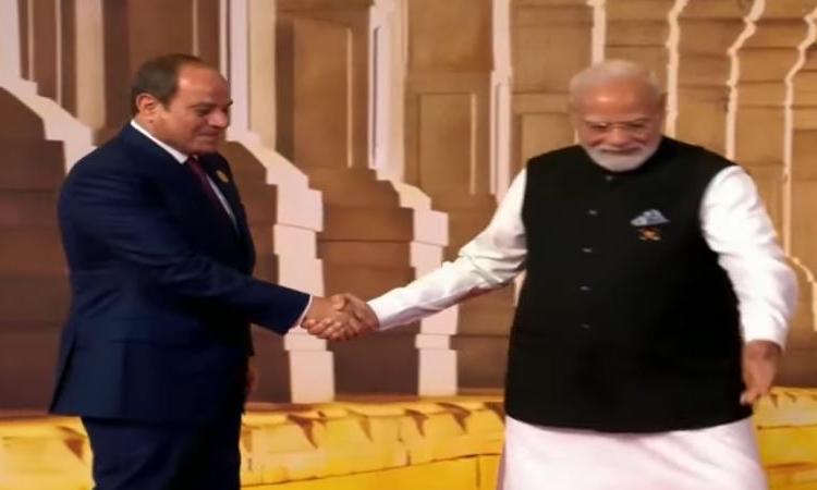 السيسي يصل مقر قمة بريكس في نيودلهي ويلتقي رئيس الوزراء الهندي