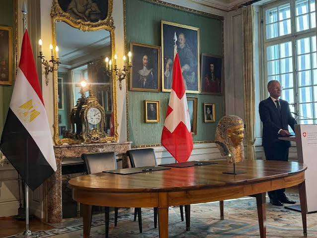 مصر تسترد قناع مومياء ذهبي أثري من سويسرا