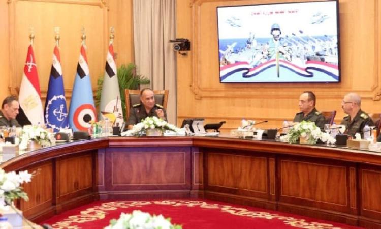 وزير الدفاع يلتقي مقاتلي الجيشين الثاني والثالث لمتابعة منظومة التدريب القتالي